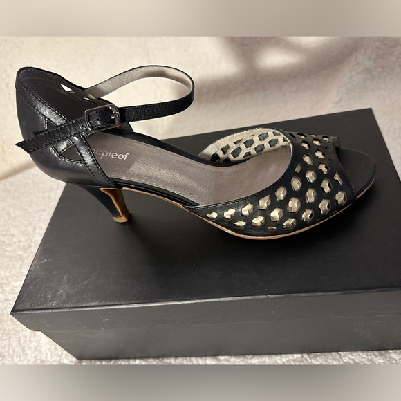 Coupleof Black an Gold Heels - Picture 3 of 16